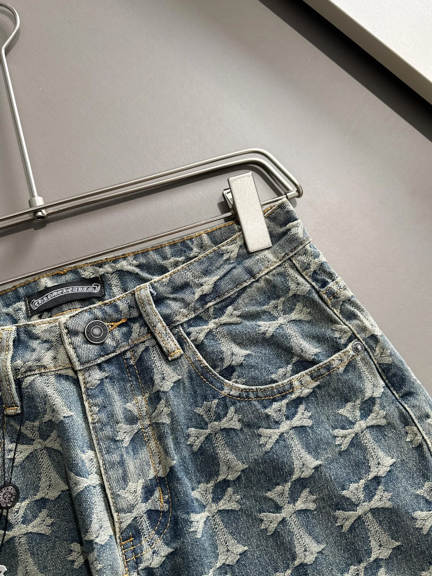 🅿️380 Croxin 2025 Four Seasons Classic Jeans Straight Trousers, the trend in the trend! Many fashion bloggers control the upper body. The water is woven from imported Japanese Denim plain cotton denim fabric. It has three standards. It is soft, delicate, comfortable and breathable. The color has a modern and fashionable vicissitudes. The upper body is versatile and fashionable! Light luxury, a must-have item for daily commuting! Size: M-3XL (please state your height and weight when placing an order)